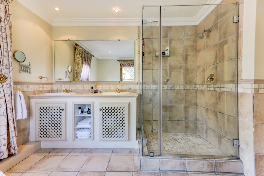 7 Bedroom Property for Sale in Zwaanswyk Western Cape